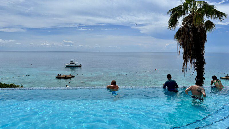 Stranden met een dagpas op Curaçao: ontspannen met extra’s 6 Infinity Pool Playa Beach Club