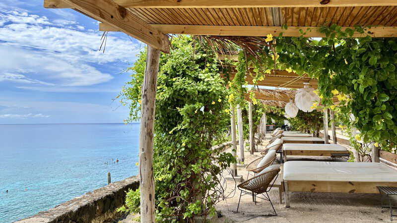 Stranden met een dagpas op Curaçao: ontspannen met extra’s 4 Uitzicht beachbeds Playa Beach Club