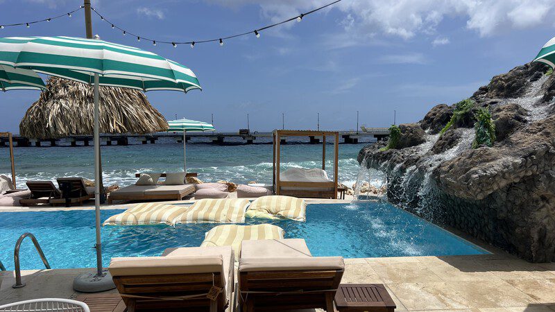 Stranden met een dagpas op Curaçao: ontspannen met extra’s 11 Zwembad en waterval Mondi Beach Club